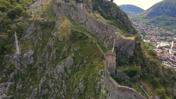 Foto aérea de la fortaleza San Juan San Giovanni sobre el casco antiguo de Kotor, el famoso lugar turístico de Montenegro. — Vídeos de Stock