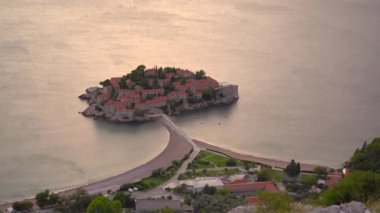 El kamerasıyla. Sveti Stefan adasının manzarası. Budva şehrinin yakınlarında ünlü bir turistik mekan. Karadağ 'a Seyahat