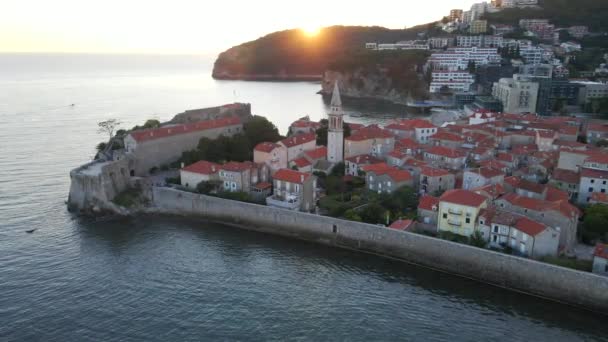 Aerial video. Slowmotion shot. The Old Town of the city of Budva popular tourist destination in Montenegro. Sunset time. — Vídeo de Stock