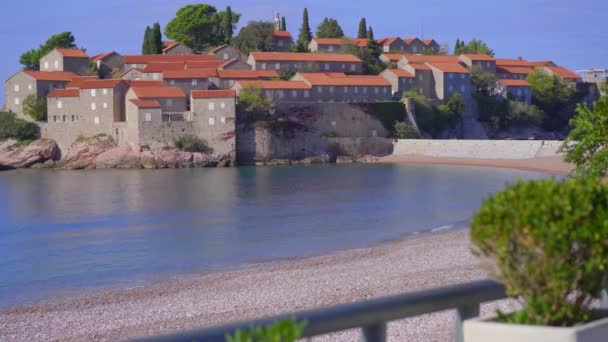 Ruční střelba. Na ostrov Sveti Stefan přijíždí cestovatelka. Slavná turistická lokalita v blízkosti města Budva. Koncept cestování do Černé Hory — Stock video