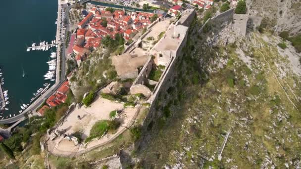 Аэросъемка крепости Св. Иоанн Сан-Джованни над Старым городом Котор, известным туристическим местом Черногории. — стоковое видео