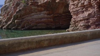 Karadağ 'ın ünlü bir turizm merkezi olan Budva' da bisiklet süren genç bir kadın görülüyor. Karadağ 'a Seyahat