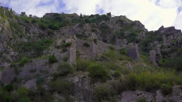 Paredes da fortaleza de São João San Giovanni sobre a Cidade Velha de Kotor, o famoso ponto turístico em Montenegro — Vídeo de Stock