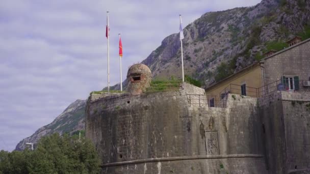 Το εξωτερικό τείχος της Παλιάς Πόλης Κοτόρ στο Μαυροβούνιο. Ταξίδι στο Μαυροβούνιο. Ένα μνημείο παγκόσμιας κληρονομιάς. Χειροκίνητη βολή — Αρχείο Βίντεο