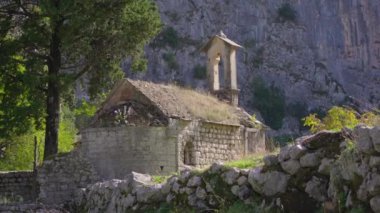 Karadağ 'ın Eski Kotor kentini ziyaret eden genç bir kadın görülüyor. Karadağ 'a seyahat. Bir dünya mirası alanı. El kamerasıyla.