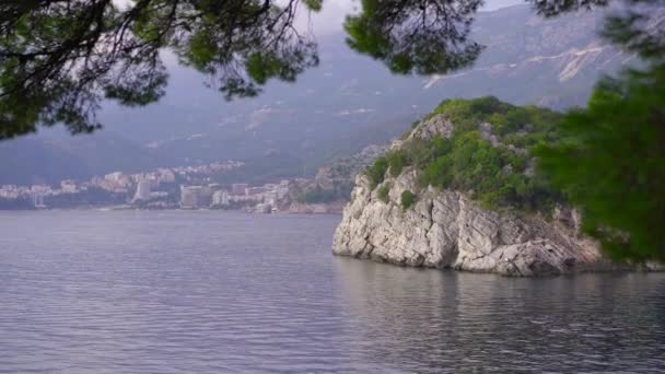 Sveti Stefan adası yakınlarındaki kayaların manzarası. Budva şehrinin yakınlarında ünlü bir turistik mekan. Karadağ 'a Seyahat — Stok video