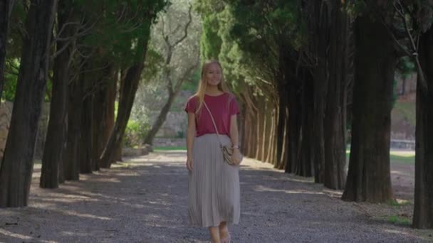 Una joven turista camina por el valle en el Parque Milocer cerca de la ciudad de Budva. Viajes a Montenegro concepto — Vídeos de Stock