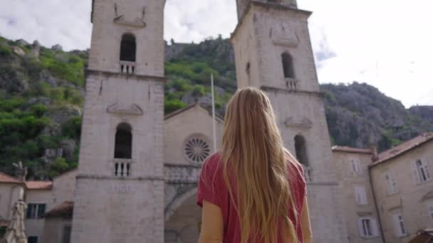 Mladá žena navštíví staré město Kotor v Černé Hoře. Koncept cestování do Černé Hory. Místo světového dědictví. Ruční snímek — Stock video