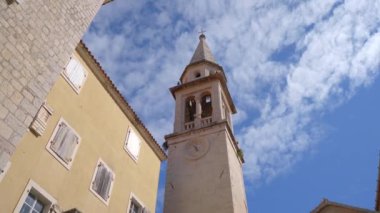 Budva 'nın Eski Kasabası' nda çan kulesi olan bir kilise. Karadağ 'ın ünlü turizm merkezi