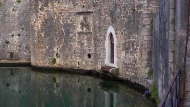 Karadağ 'ın Eski Kotor kentinin dış duvarı. Karadağ 'a seyahat. Bir dünya mirası alanı. El kamerasıyla. — Stok video