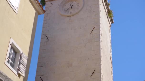 A church with a tall bell tower in the Old Town of Budva. The famous tourist spot in Montenegro — Stockvideo