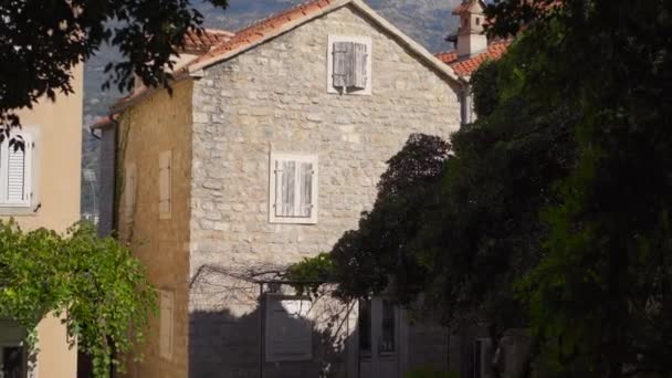 A house made of stone in the Old Town of Budva. The famous tourist spot in Montenegro — Vídeo de Stock