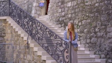 Karadağ 'ın Eski Budva kentini ziyaret eden genç bir kadın görülüyor. Karadağ 'a seyahat. Dünya mirası sitesi.