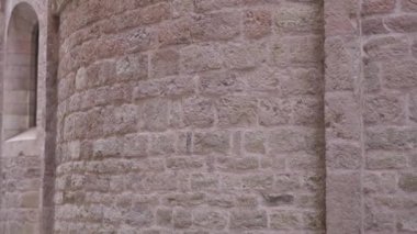 Karadağ 'ın eski Kotor kasabasında bir bina. Karadağ 'a seyahat. Bir dünya mirası alanı. El kamerasıyla.