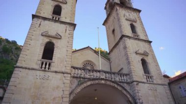 Karadağ 'ın eski Kotor kasabasında bir cıvıltı. Karadağ 'a seyahat. Bir dünya mirası alanı. El kamerasıyla.