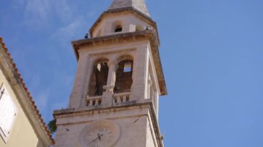 Budva 'nın Eski Kasabası' nda çan kulesi olan bir kilise. Karadağ 'ın ünlü turizm merkezi