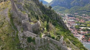 Karadağ 'ın ünlü turizm merkezi olan Eski Kotor Kasabası üzerindeki St. John San Giovanni kalesinin hava görüntüsü..