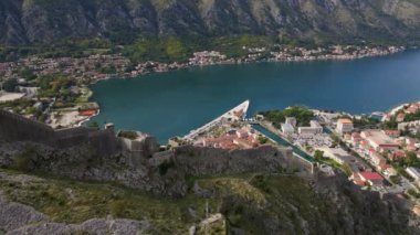 Karadağ 'ın ünlü turizm merkezi olan Eski Kotor Kasabası üzerindeki St. John San Giovanni kalesinin hava görüntüsü..
