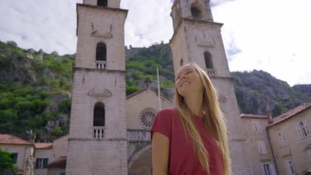 Mladá žena navštíví staré město Kotor v Černé Hoře. Koncept cestování do Černé Hory. Místo světového dědictví. Ruční snímek — Stock video