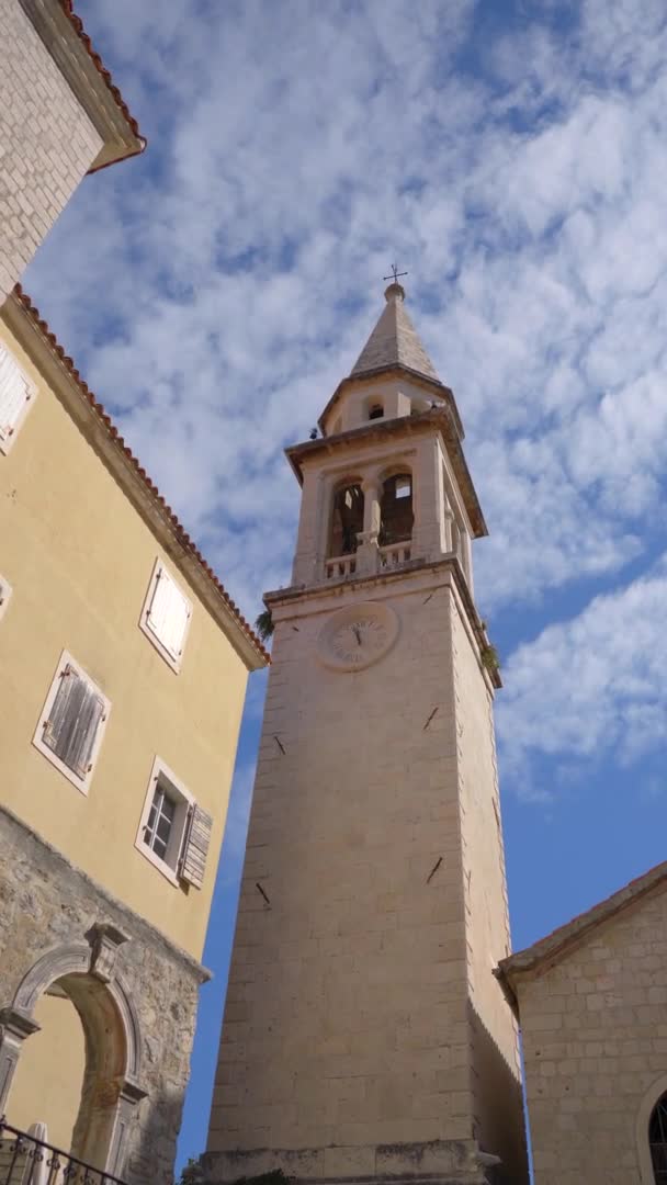 Kościół z wysoką dzwonnicą na Starym Mieście Budva. Słynna miejscowość turystyczna w Czarnogórze — Wideo stockowe