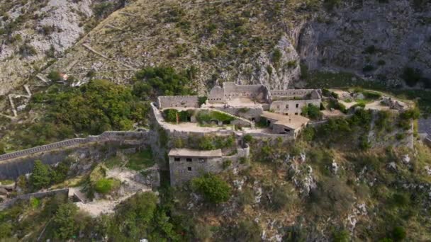 Luchtfoto van het fort St John San Giovanni boven de oude binnenstad van Kotor, de beroemde toeristische plek in Montenegro. — Stockvideo