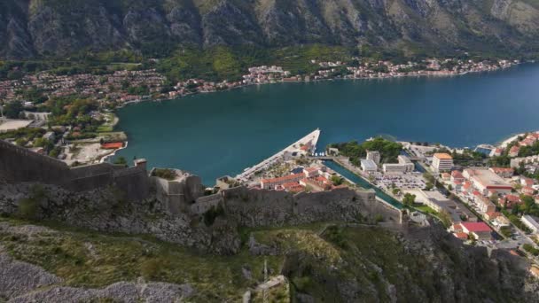 Karadağ 'ın ünlü turizm merkezi olan Eski Kotor Kasabası üzerindeki St. John San Giovanni kalesinin hava görüntüsü.. — Stok video