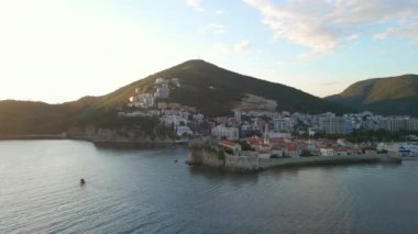 Hava videosu. Yavaş çekim yap. Budva 'nın Eski Kenti Karadağ' da popüler bir turizm beldesi. Gün batımı zamanı.