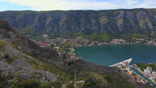 Karadağ 'ın ünlü turizm merkezi olan Eski Kotor Kasabası üzerindeki St. John San Giovanni kalesinin hava görüntüsü.. — Stok video