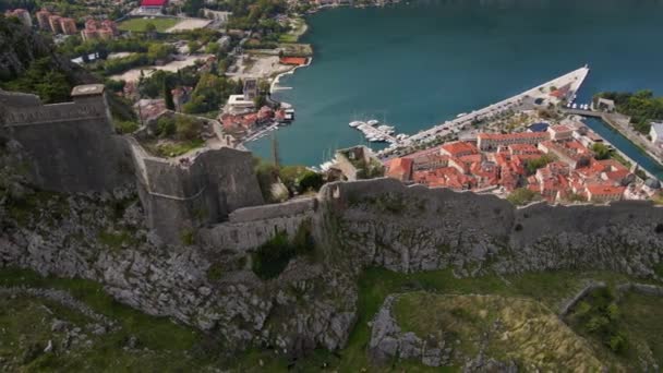 Fotografia aérea da fortaleza St John San Giovanni sobre a Cidade Velha de Kotor, o famoso ponto turístico em Montenegro. — Vídeo de Stock