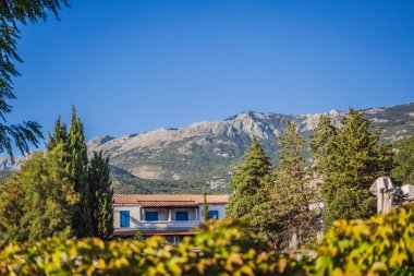 Karadağ 'daki Budva Rivierası' nın panoramik manzarası. Balkanlar, Adriyatik denizi, Avrupa