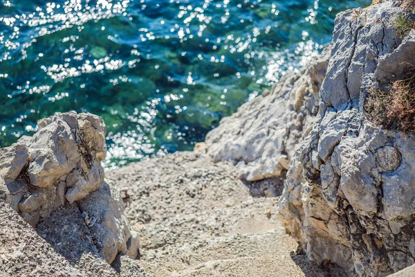 Turkusowa woda morska Morza Śródziemnego. Piękny szmaragdowy zielony akwarela. Błyszcząca, czysta woda oceanu. Przezroczysta, jasnoniebieska, zielona powierzchnia wód morskich. Widok na lagunę Paradise — Zdjęcie stockowe