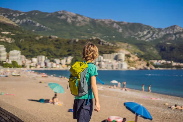 Boy tourist walks along the coast of Budva in Montenegro — Stockfoto