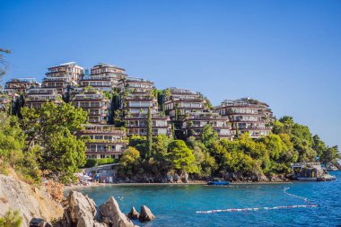 Budva, Karadağ - 25 Eylül 2021. Karadağ 'ın Budva kentindeki Dukley Gardens apartmanı