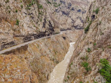 Kışın Moraca Nehri 'nin güzel Kanyonu, Karadağ veya Crna Gora, Balkan ve Avrupa