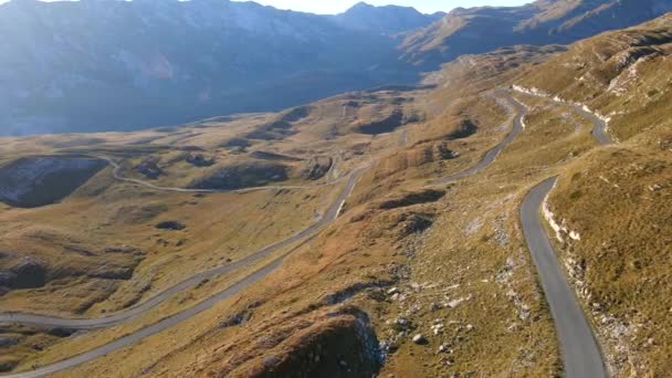 Luchtopname van een weg in de bergen door de Sedlo pas, Bobov Kuk. Montenegro. Neergeschoten in de herfst — Stockvideo