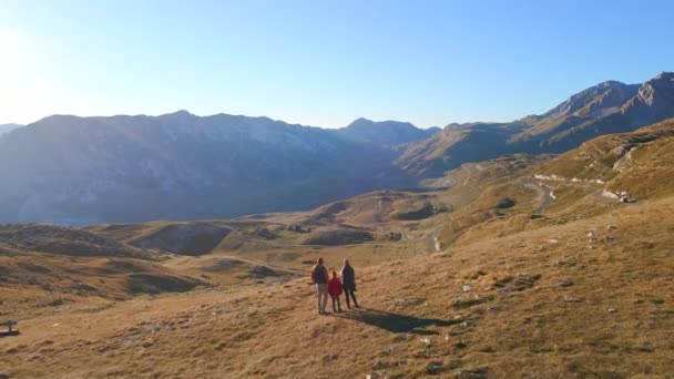 Un disparo aéreo. Familia de turistas visita el paso Sedlo, Bobov Kuk en las montañas del norte de Montenegro. Disparo en el otoño — Vídeos de Stock