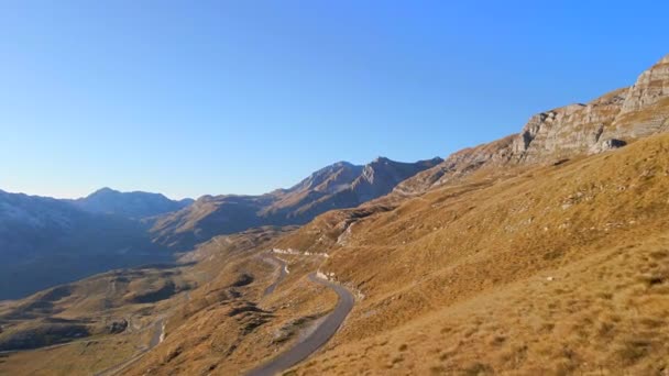 Luftaufnahme einer Straße in den Bergen durch den Sedlo-Pass, Bobov Kuk. Montenegro. Schuss im Herbst — Stockvideo