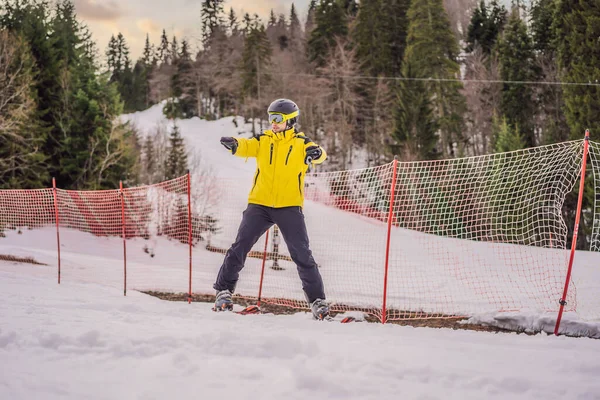 Skilehrer auf Trainingsstrecke zeigt Schülern das Skifahren — Stockfoto
