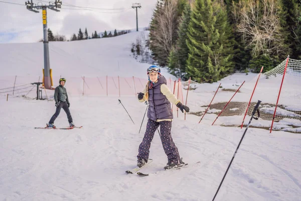 Žena se učí lyžovat s instruktorem. Zimní sport. Lyžařská lekce v alpské škole — Stock fotografie