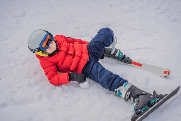 Gyerek síelés a hegyekben. Aktív kisgyerek biztonsági sisakkal, védőszemüveggel és botokkal. Sífutás kisgyerekeknek. Téli sport a családnak. Gyerekek sílecke az alpesi iskolában. Kis síelő versenyzés a hóban — Stock Fotó