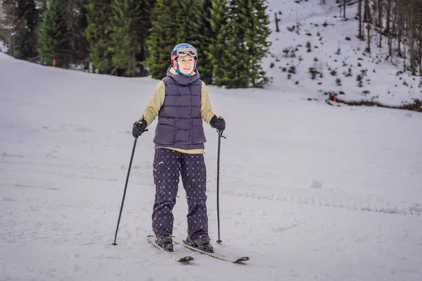 Femme apprenant à skier. Jeune femme skiant sur une route enneigée dans les montagnes — Photo