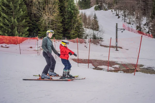 Chlapec učí lyžovat, trénovat a poslouchat svého lyžařského instruktora na sjezdovce v zimě — Stock fotografie