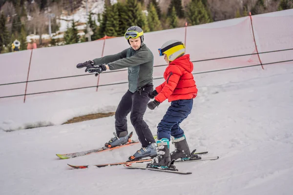Menino aprendendo a esquiar, treinar e ouvir seu instrutor de esqui na encosta no inverno — Fotografia de Stock