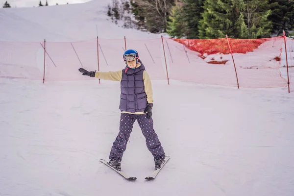 Femme apprenant à skier. Jeune femme skiant sur une route enneigée dans les montagnes — Photo