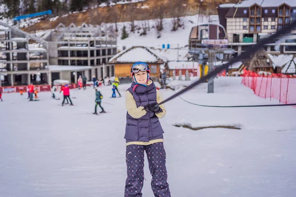 Femme skieuse escalade une montagne sur un téléski pour débutants — Photo