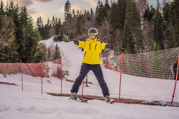 Moniteur de ski sur piste d'entraînement montrant aux élèves comment skier — Photo