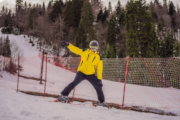 Moniteur de ski sur piste d'entraînement montrant aux élèves comment skier — Photo