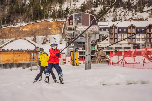 Δάσκαλος διδάσκει αγόρι σκιέρ να χρησιμοποιούν για σκι ανελκυστήρα — Φωτογραφία Αρχείου