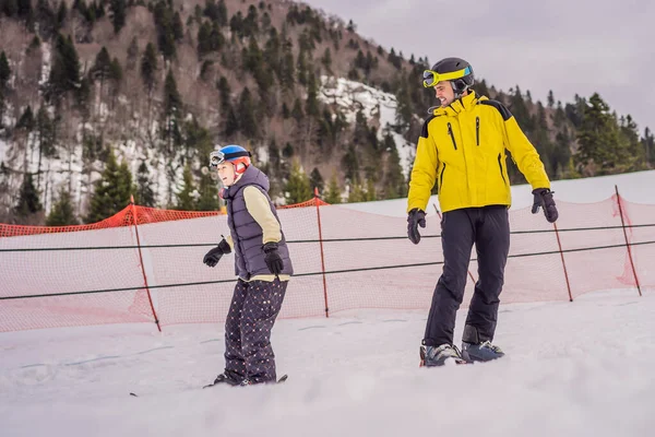 Kadın, hocasıyla kayak yapmayı öğreniyor. Kış sporu. Alp okulunda kayak dersi — Stok fotoğraf