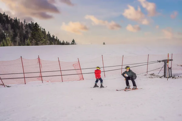 Αγόρι μαθαίνει σκι, προπονείται και ακούει τον δάσκαλο του σκι στην πλαγιά το χειμώνα. — Φωτογραφία Αρχείου